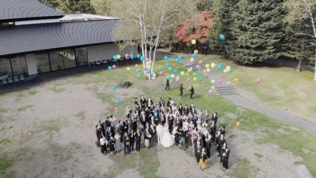 .
Resort Wedding（10月）

北海道の雄大な土地で行われる
【🌿Resort Wedding🌿】
大自然のなかでのウェディングは
日常を忘れ、特別な１日となりそうです💕

紅葉をバックにお子さんも参加してのロケーション撮影🍁
屋外での撮影にはドローンも大活躍🚁
パーティでのファーストバイトは、ビックスプーンも登場で会場は更に盛り上がりました。🥄

お問い合わせ、ご相談は
DMよりお気軽にお問い合わせ下さい

#北海道結婚式場#札花#プレ花嫁応援#エンドロールムービー#道産子花嫁#北海道花嫁#道産子花嫁さんと繋がりたい#リゾート#リゾ婚#ドローン撮影
#花嫁準備 #婚約しました #結婚式打合せ #令和花嫁 #結婚式が楽しみ #結婚式っていいね #2020秋婚 #2020冬婚 #2021春婚 #2021夏婚 #結婚式映像#wedding#movie#卒花しました #卒花 #ブライダルムービー #北海道ウェディング#日本綜合テレビ #nstpictures#ニドム